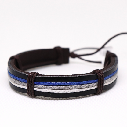 Brazalete de cuero con cordones de tonos varios.