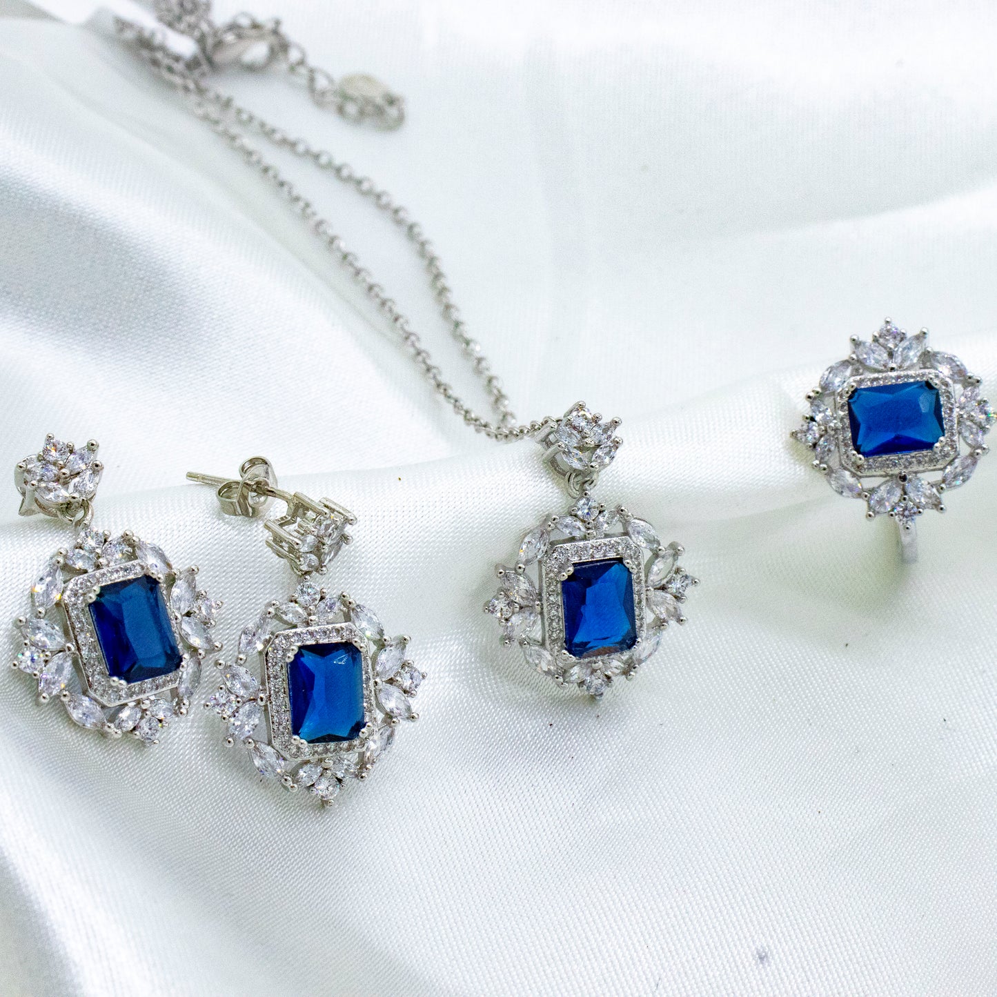 Aretes luxury plata y azul