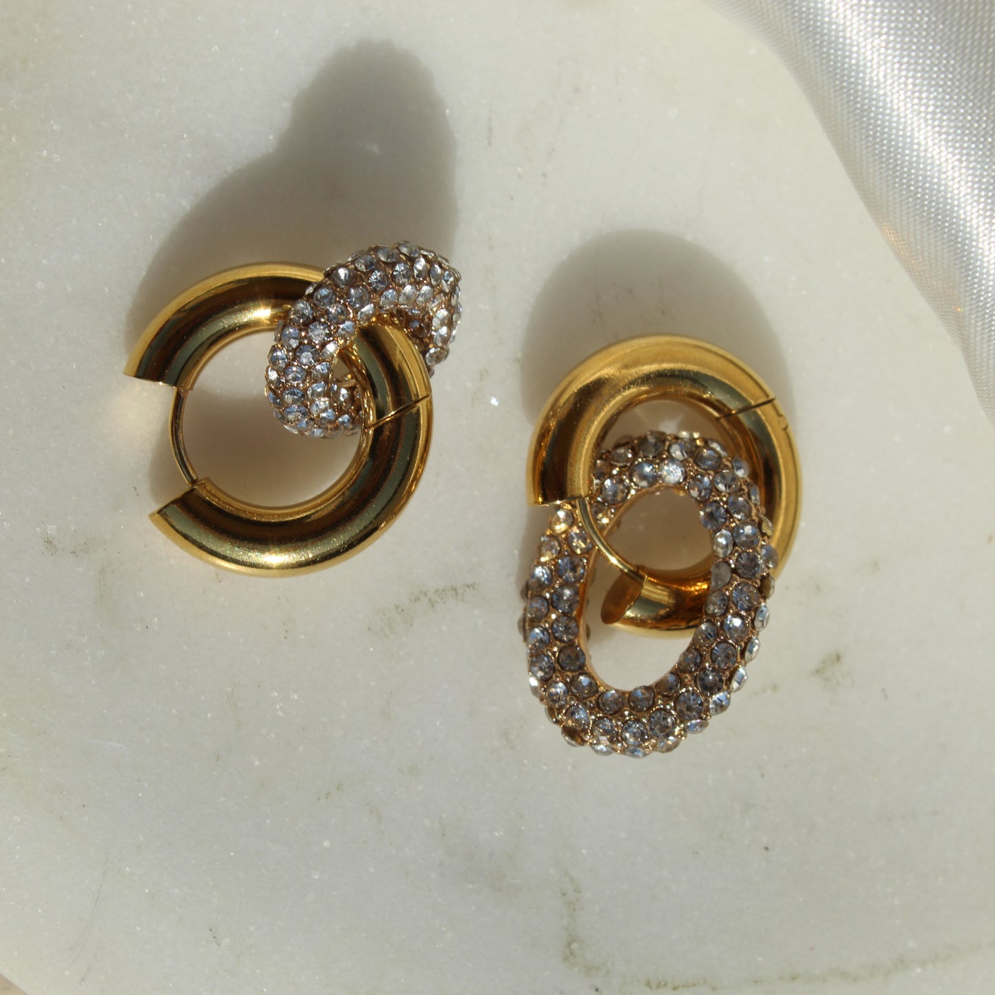 Aretes huggie zirconias