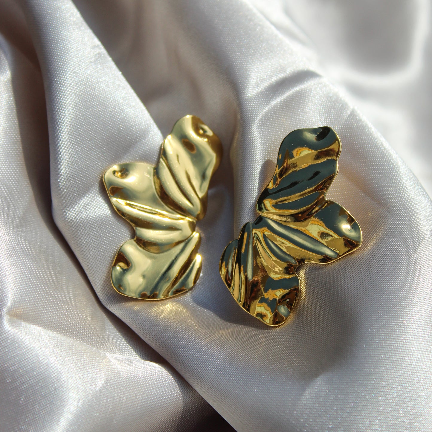 Aretes mariposa dorados