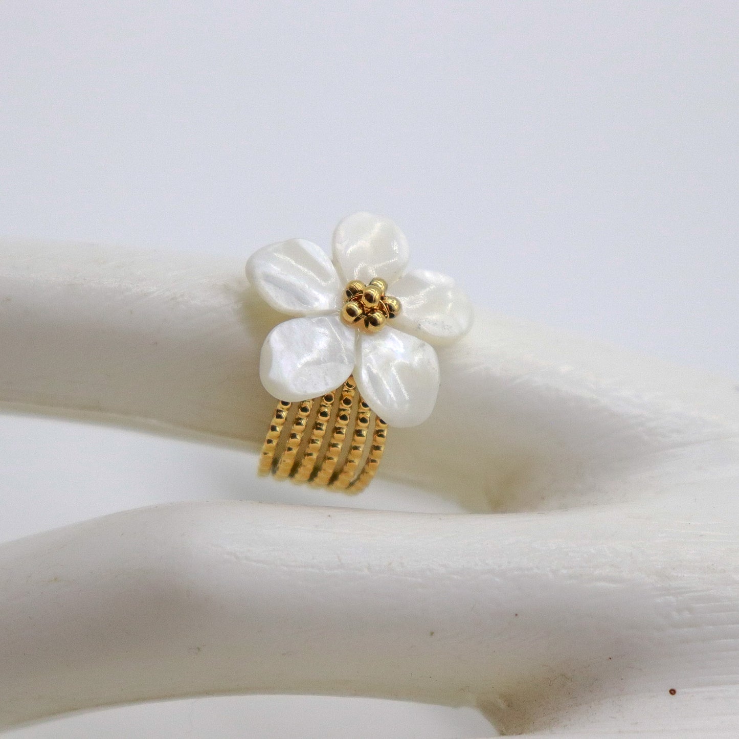 Anillo flor concha natural