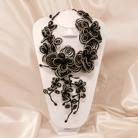 Collar maxi tipo arbol con flores de cristal negras