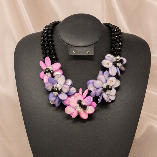 Collar maxi 3 tiras cristal negro con 5 flores concha rosa y morado